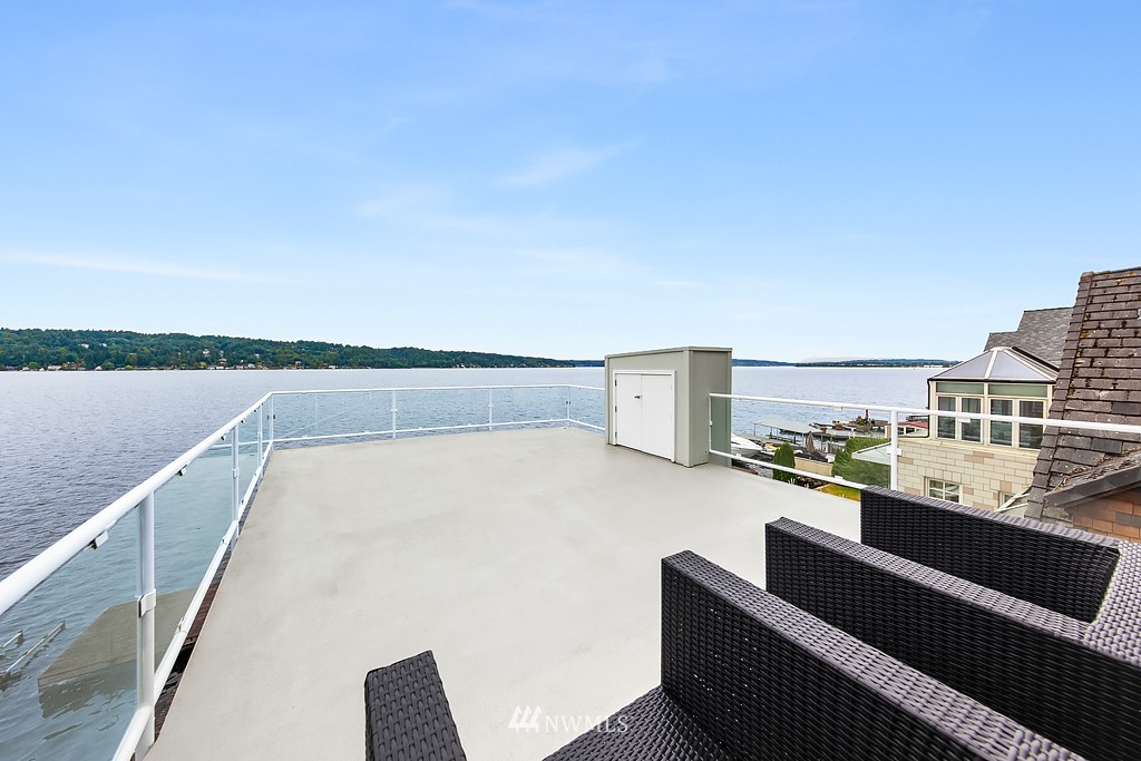 10704 Riviera Place Northeast Seattle, WA 98125 - Photo 18 of 25 Gallery Image 18