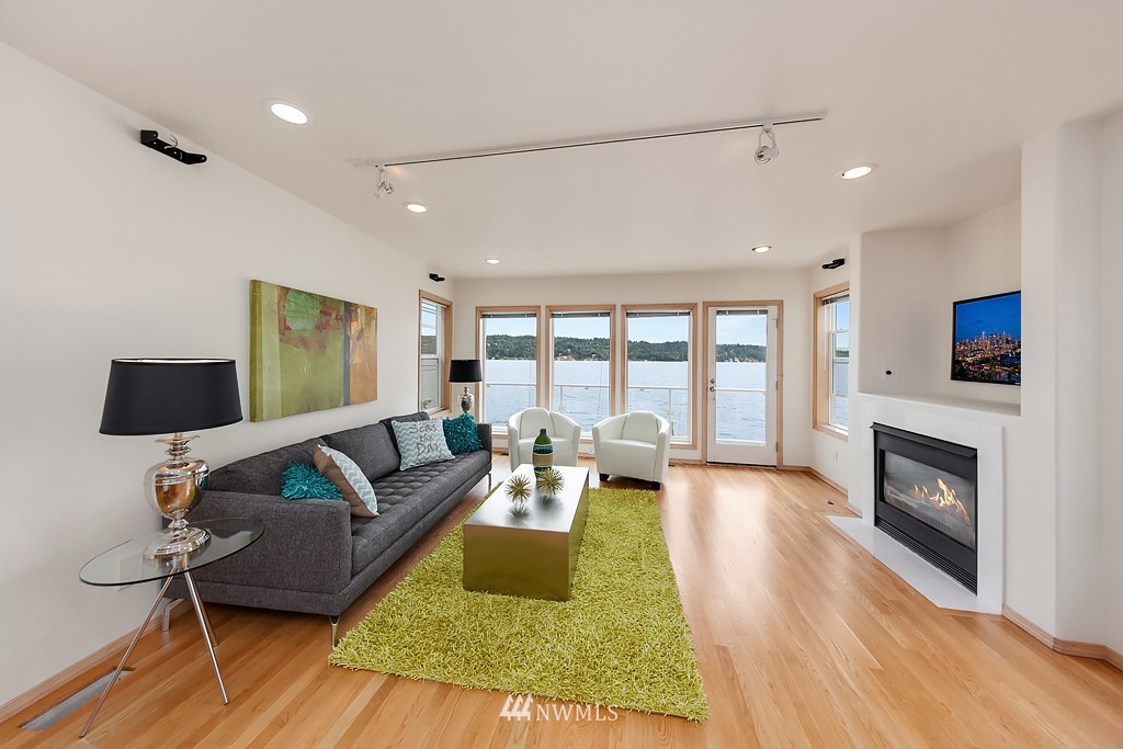 10704 Riviera Place Northeast Seattle, WA 98125 - Photo 3 of 25 Gallery Image 3
