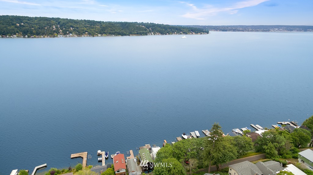 10704 Riviera Place Northeast Seattle, WA 98125 - Photo 22 of 25 Gallery Image 22