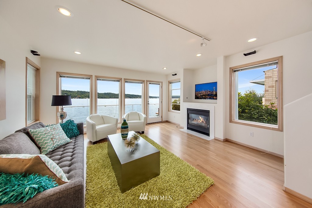 10704 Riviera Place Northeast Seattle, WA 98125 - Photo 4 of 25 Gallery Image 4