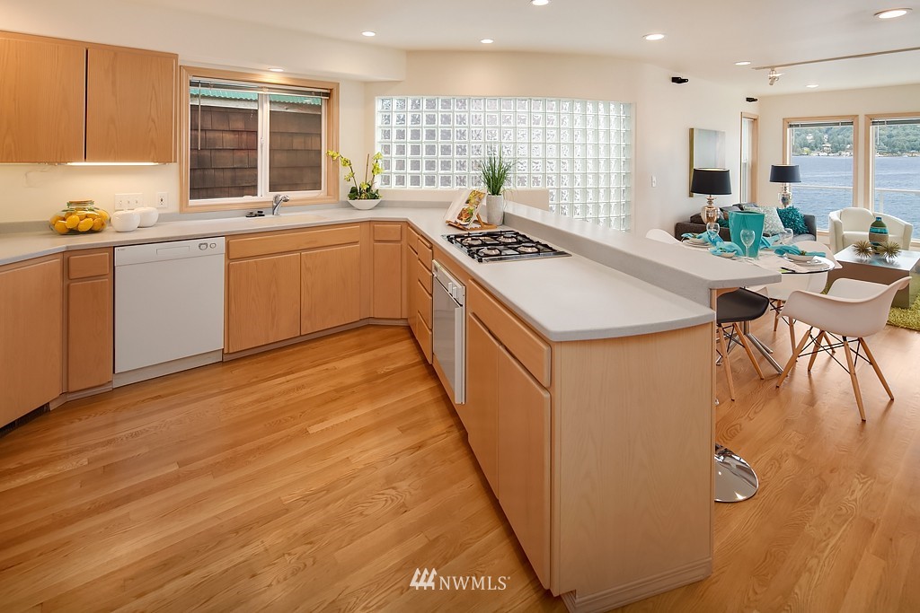 10704 Riviera Place Northeast Seattle, WA 98125 - Photo 7 of 25 Gallery Image 7