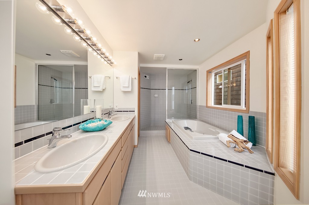 10704 Riviera Place Northeast Seattle, WA 98125 - Photo 10 of 25 Gallery Image 10