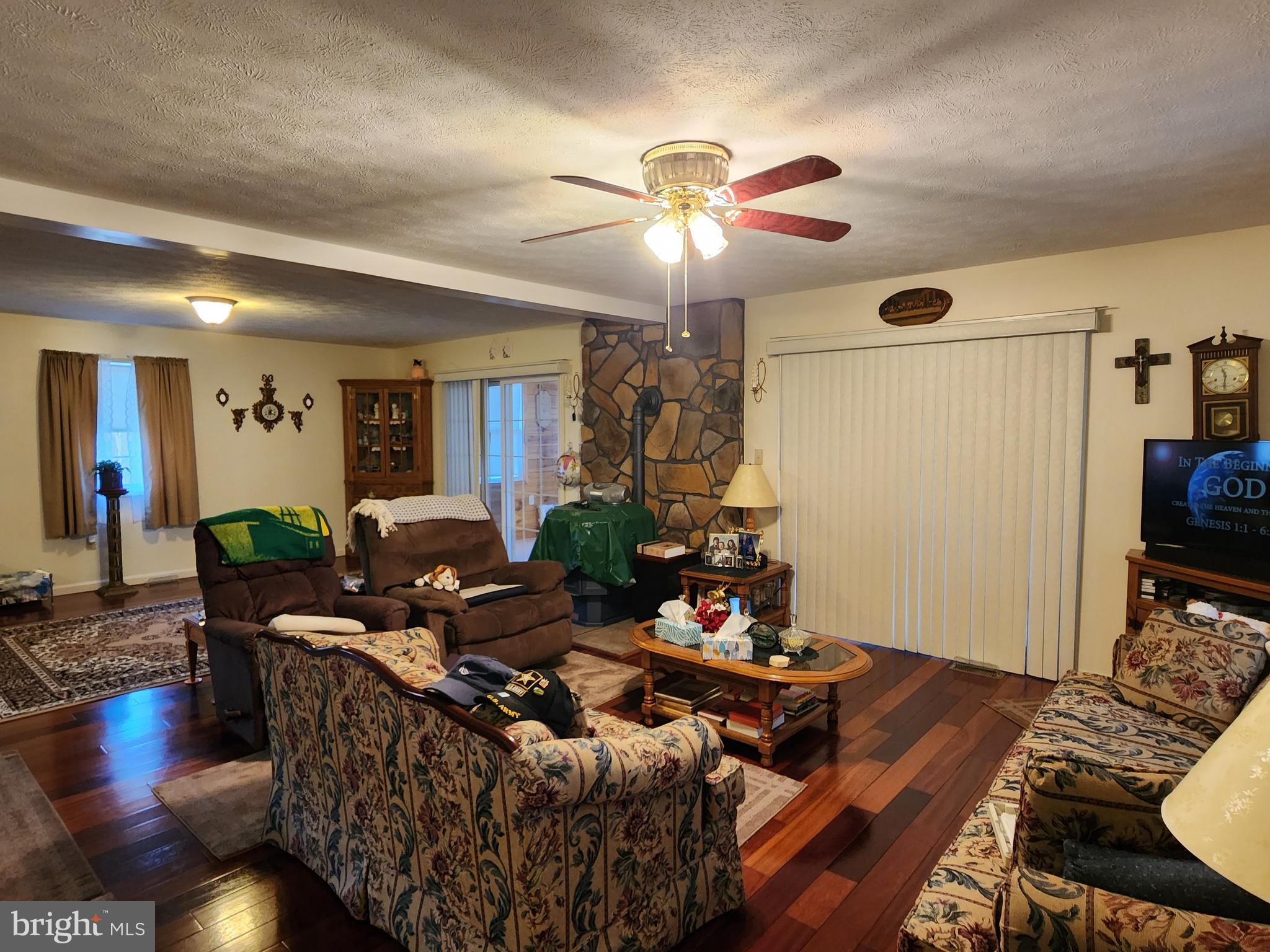 5290 Winchester Grade Road Berkeley Springs, WV 25411 - Photo 3 of 66 Living Room