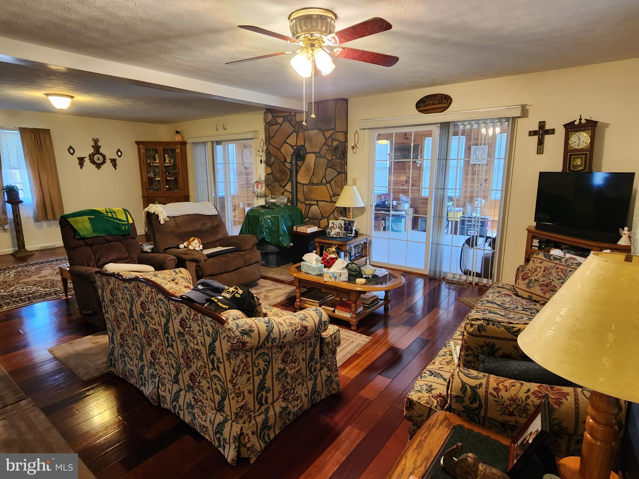 5290 Winchester Grade Road Berkeley Springs, WV 25411 - Photo 4 of 66 Living Room