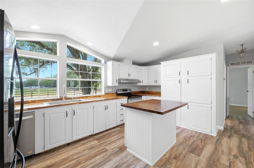 8606 Boyt Road Zephyrhills, FL 33540 - Photo 12 of 85