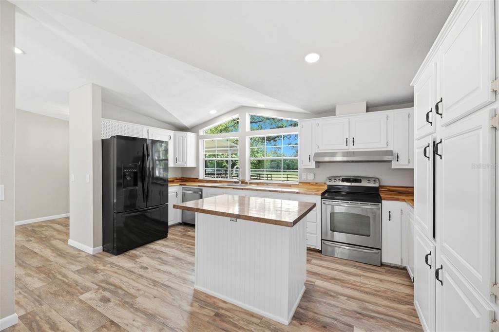 8606 Boyt Road Zephyrhills, FL 33540 - Photo 14 of 85