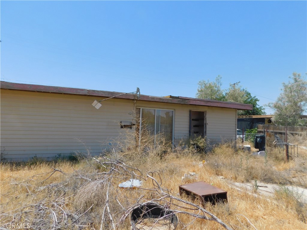 25372 Jade Road Barstow, CA 92311 - Photo 26 of 28 a backyard of a house with table and chairs