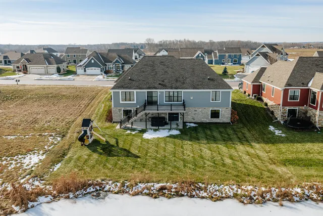 $900,000 | 1424 White Deer Trail, Waukesha, WI 53189