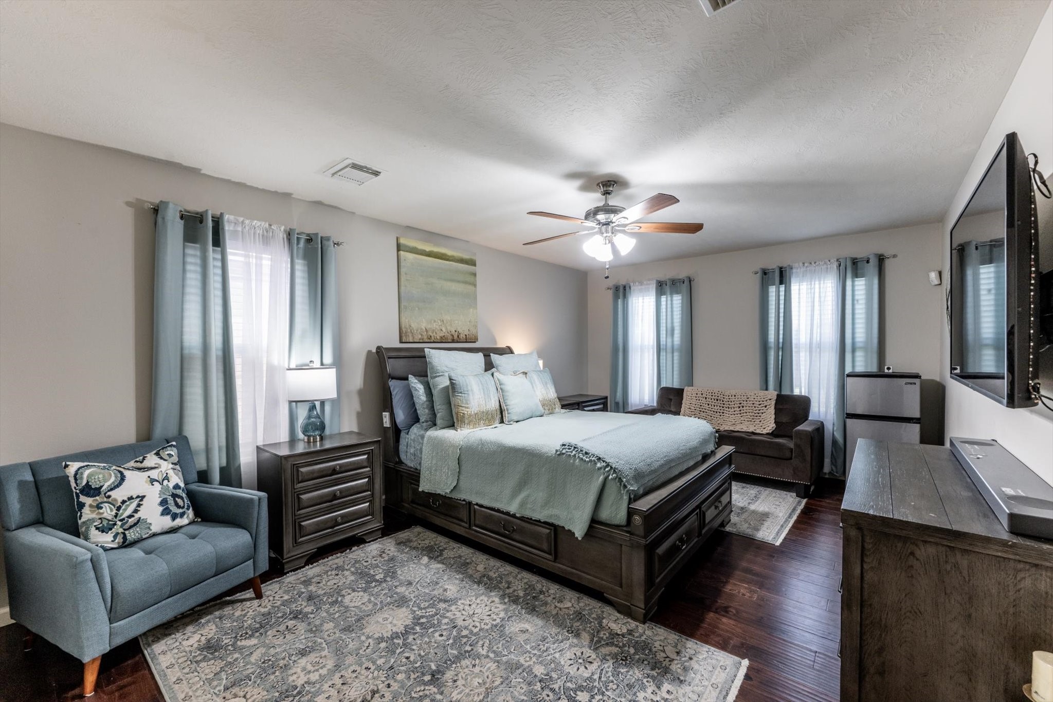 13507 Beech Ridge Lane Houston, TX 77083 - Photo 23 of 49 a spacious bedroom with a bed a couch and dresser