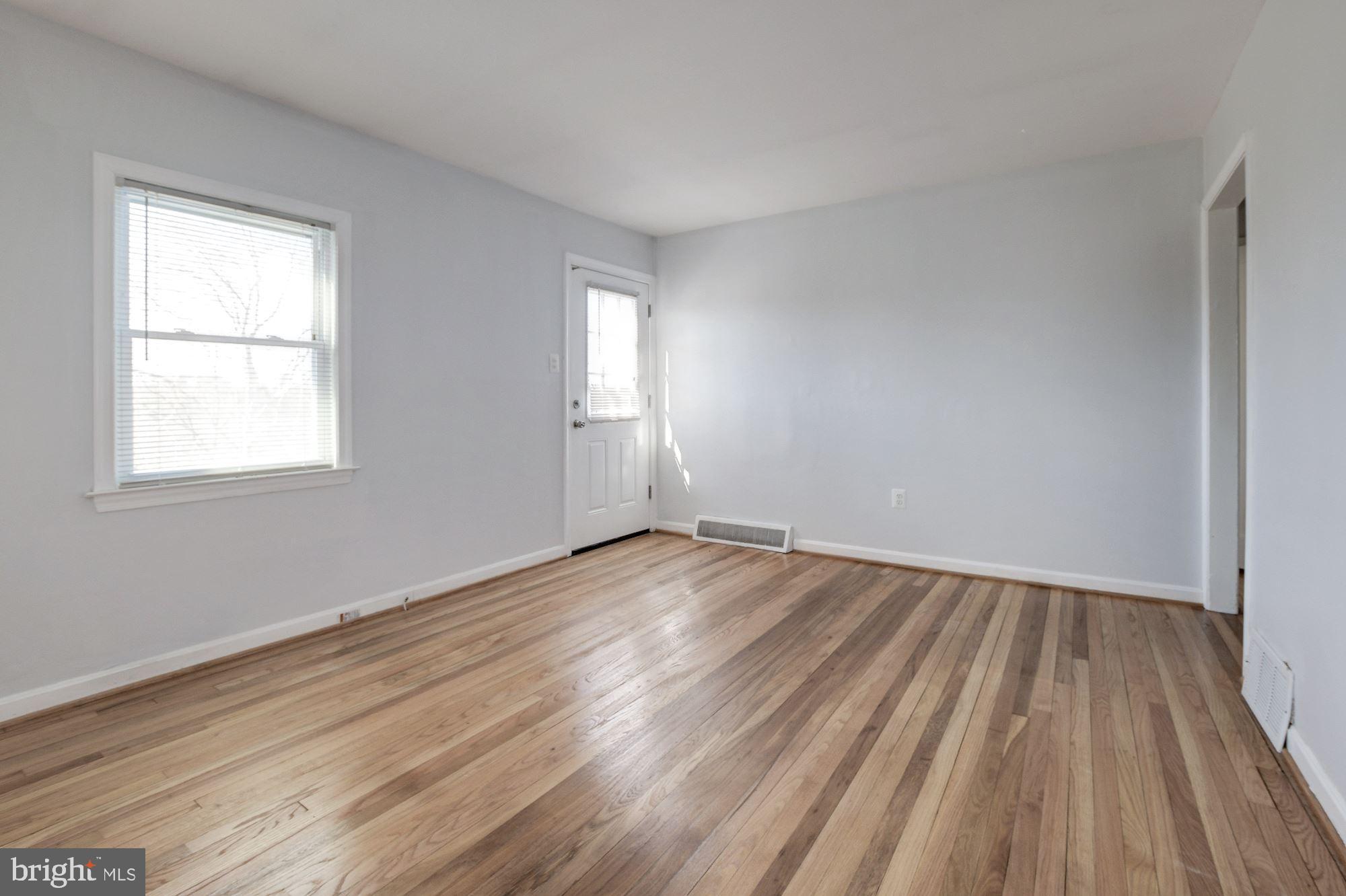 11611 Dewey Road Silver Spring, MD 20906 - Photo 18 of 45 Living Room