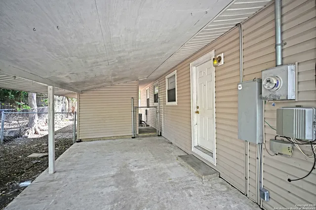 $1,425 | 633 South Academy Avenue, New Braunfels, TX 78130