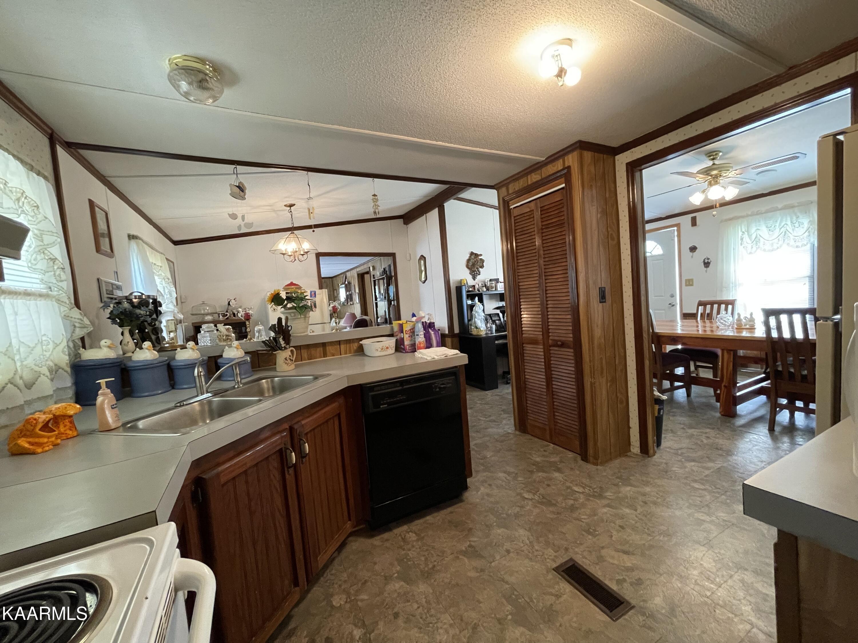 8636 Greenwell Road Powell, TN 37849 - Photo 8 of 27 IMG_2953