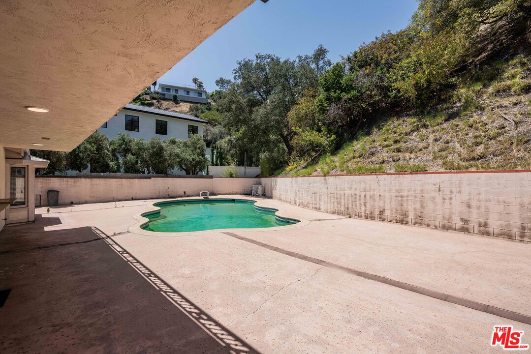 1181 Somera Road Los Angeles, CA 90077 - Photo 38 of 40 a view of a back yard