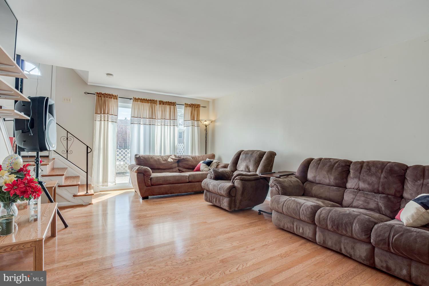 4828 Midline Road Baltimore, MD 21206 - Photo 11 of 28 Living Room