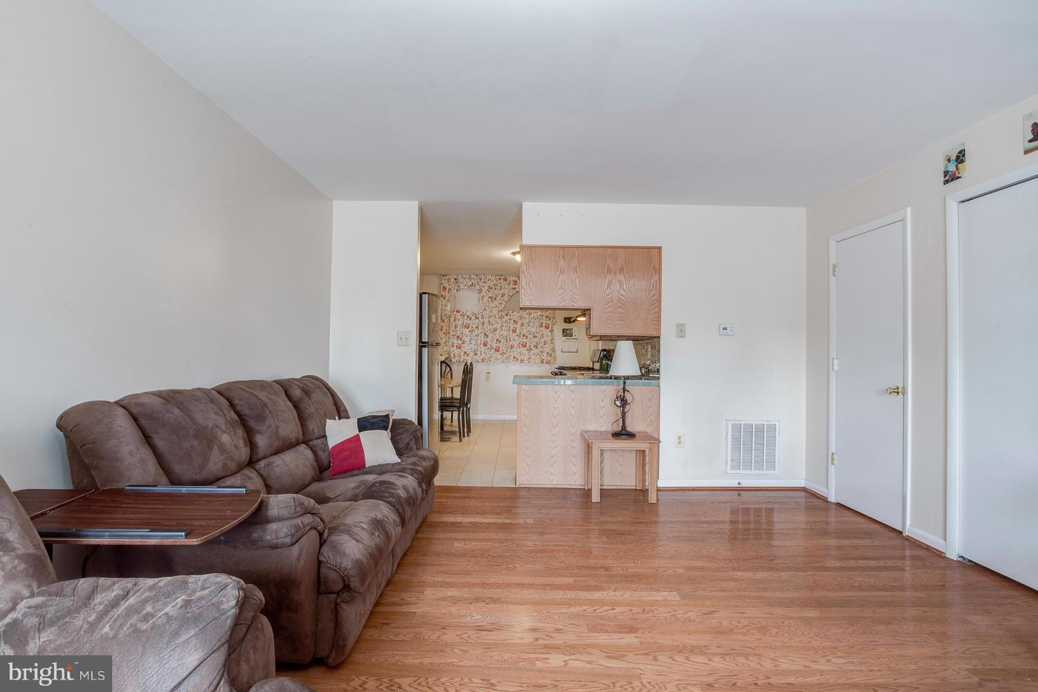 4828 Midline Road Baltimore, MD 21206 - Photo 13 of 28 Living Room