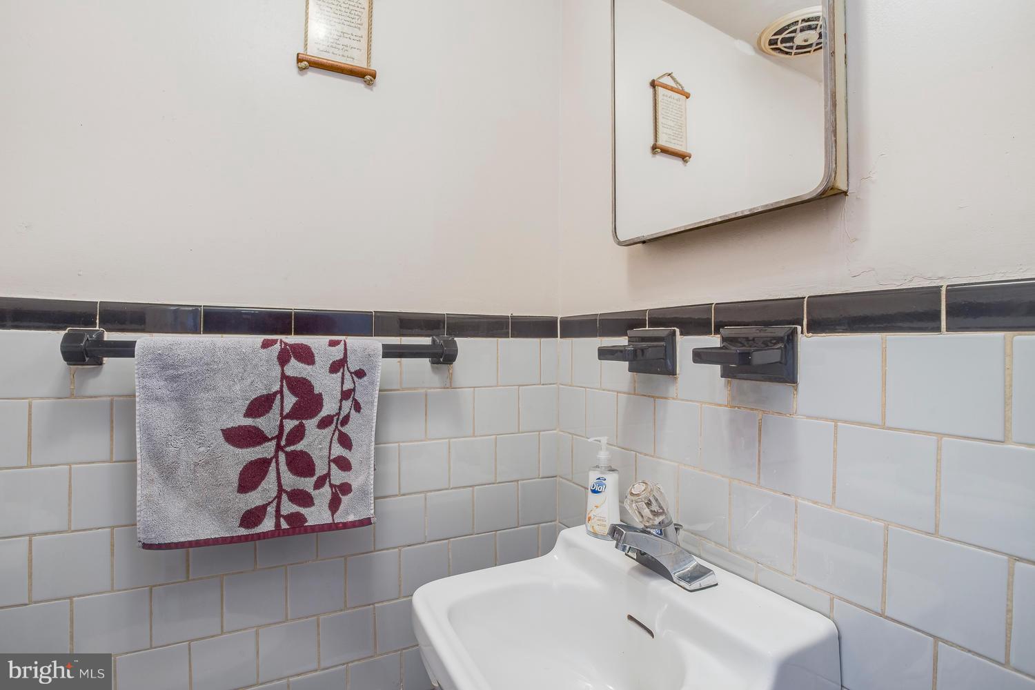 4828 Midline Road Baltimore, MD 21206 - Photo 14 of 28 Bath