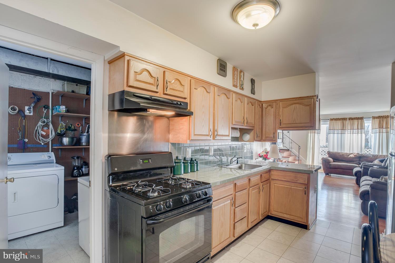 4828 Midline Road Baltimore, MD 21206 - Photo 17 of 28 Kitchen