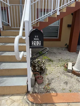 $2,200 | 128 West 21st Street, Unit 202, Hialeah, FL 33010