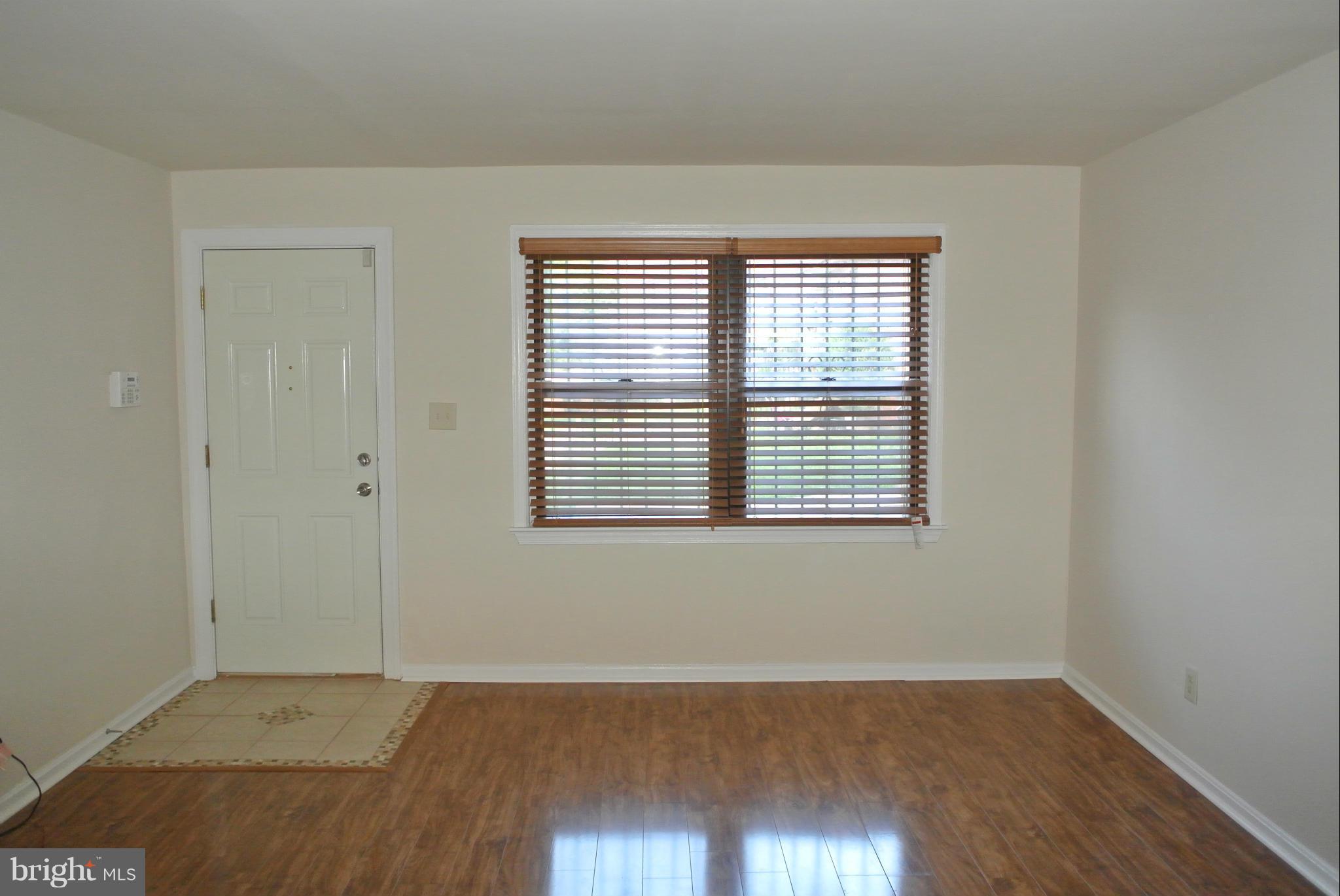 5033 Sheriff Road Northeast Washington, DC 20019 - Photo 2 of 10 Living Room