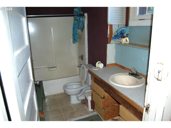 a view of entryway and hall