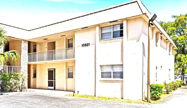 $2,100 | 10821 North Military Trail, Unit 19, Palm Beach Gardens, FL 33410