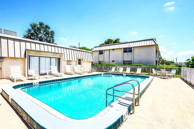 $2,100 | 10821 North Military Trail, Unit 19, Palm Beach Gardens, FL 33410