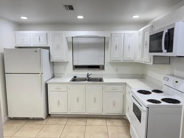 $2,100 | 10821 North Military Trail, Unit 19, Palm Beach Gardens, FL 33410