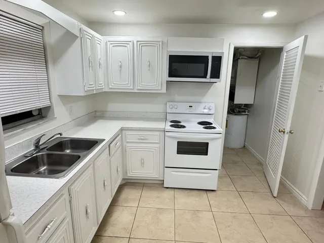 $2,100 | 10821 North Military Trail, Unit 19, Palm Beach Gardens, FL 33410