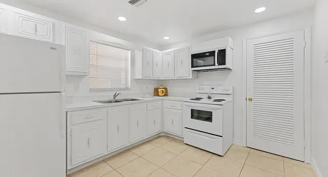 $2,100 | 10821 North Military Trail, Unit 19, Palm Beach Gardens, FL 33410