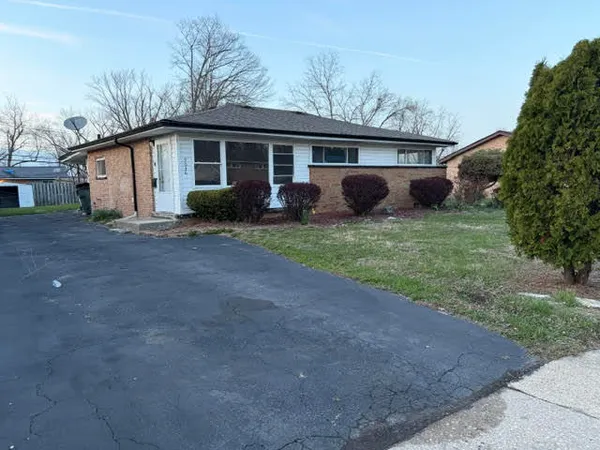 a view of a house with backyard