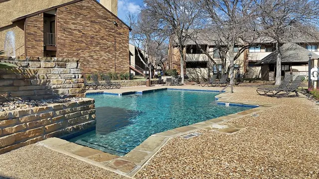 a view of a water fountain in front of building