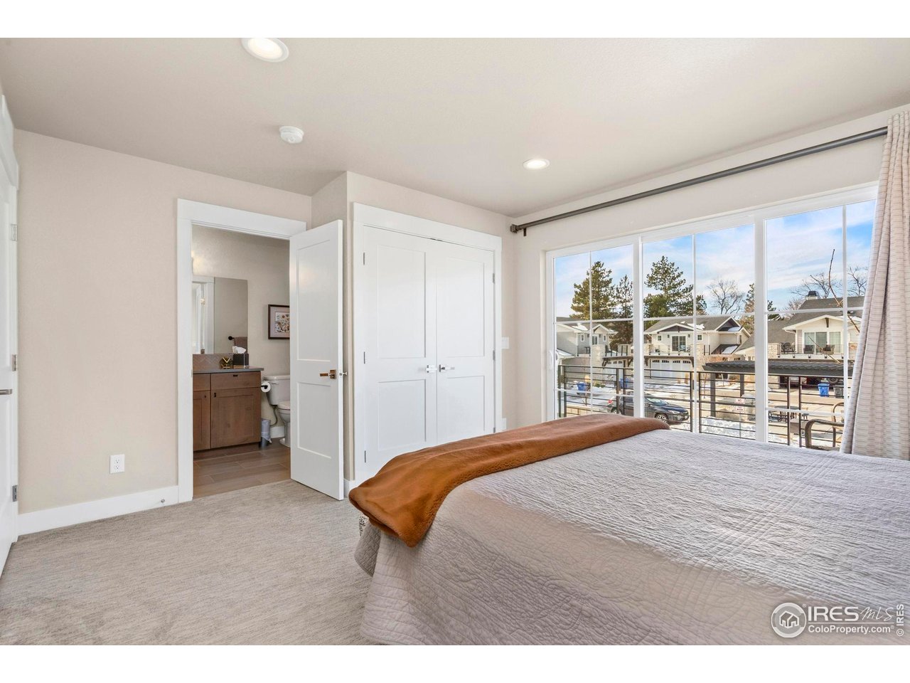 910 Hill Pond Road, Unit 15 Fort Collins, CO 80526 - Photo 29 of 43 a bedroom with a bed and a large window