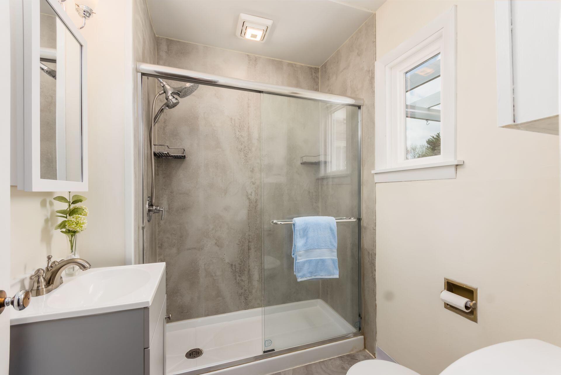 474 Darbyhurst Road Columbus, OH 43228 - Photo 28 of 36 Guest/Hall Bathroom
