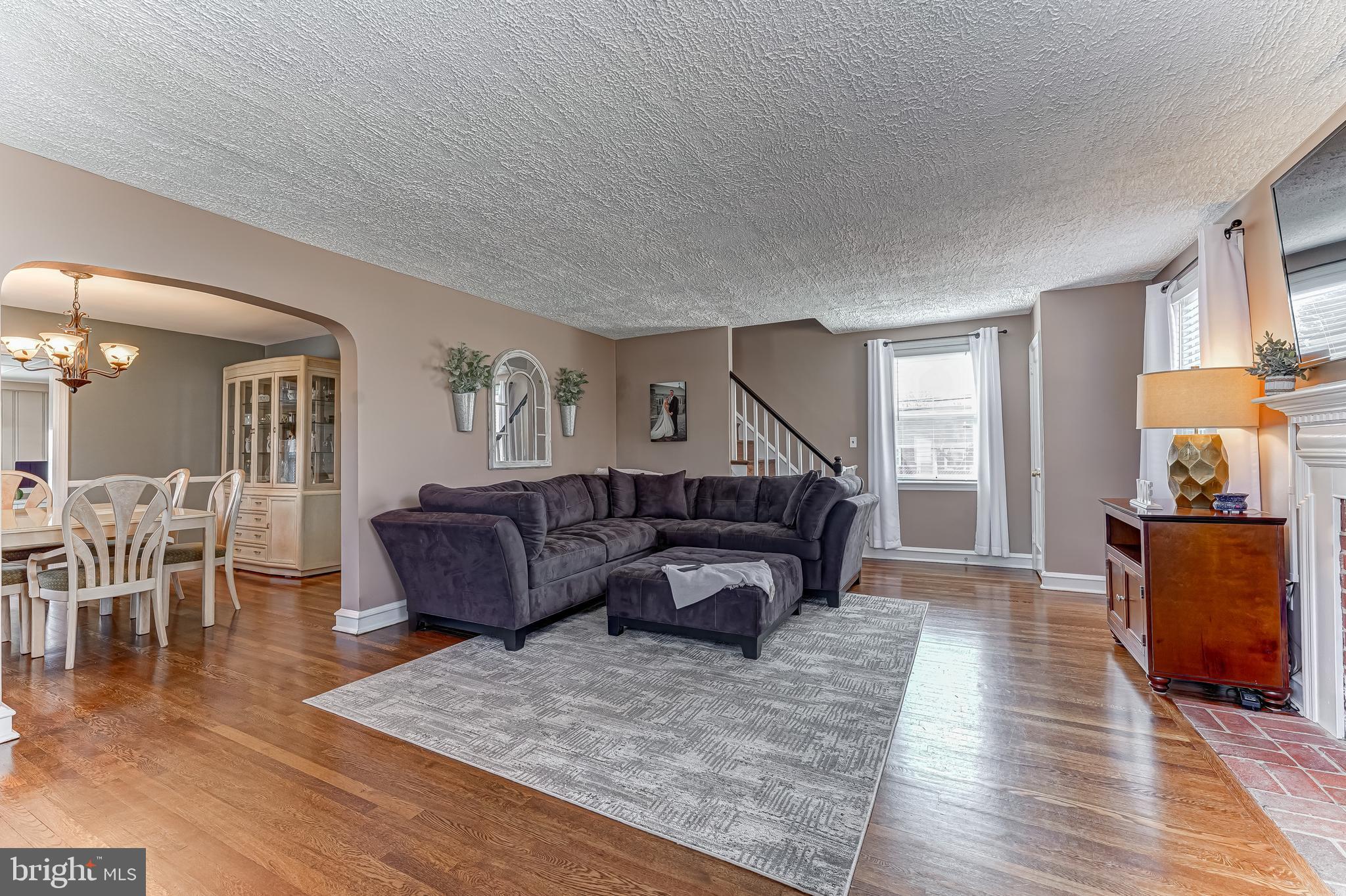 340 Sedgewood Road Springfield, PA 19064 - Photo 4 of 39 Living Room