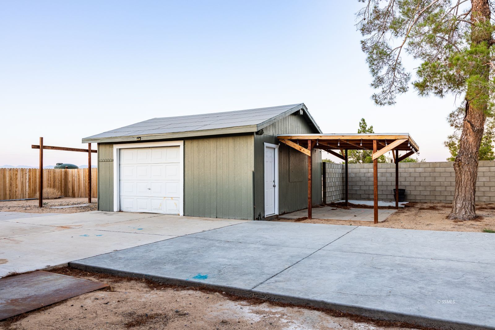 828 North Victor Street Ridgecrest, CA 93555 - Photo 33 of 50 a view of a backyard