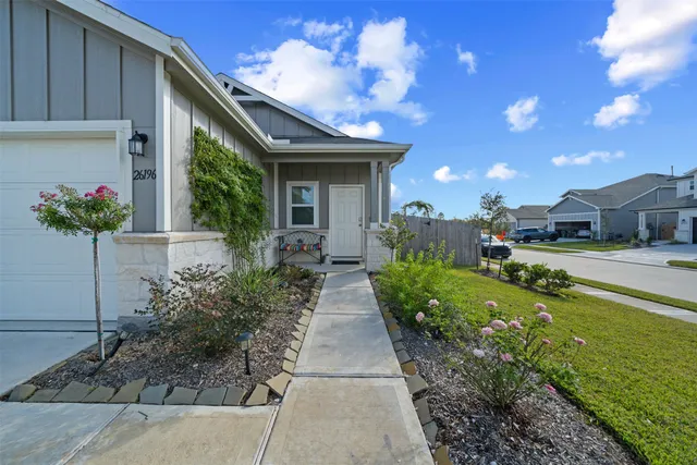 a view of house with garden