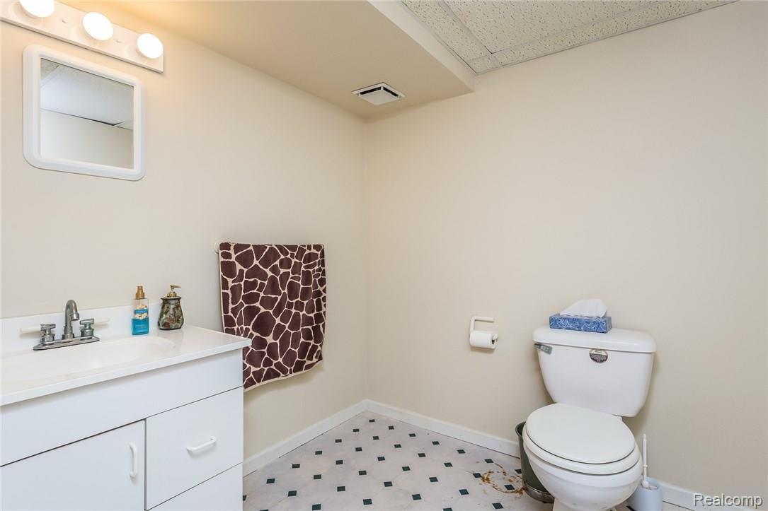 175 Bellshire Lane Rochester, MI 48307 - Photo 31 of 38 042-Powder_Room-3646781-medium.jpg