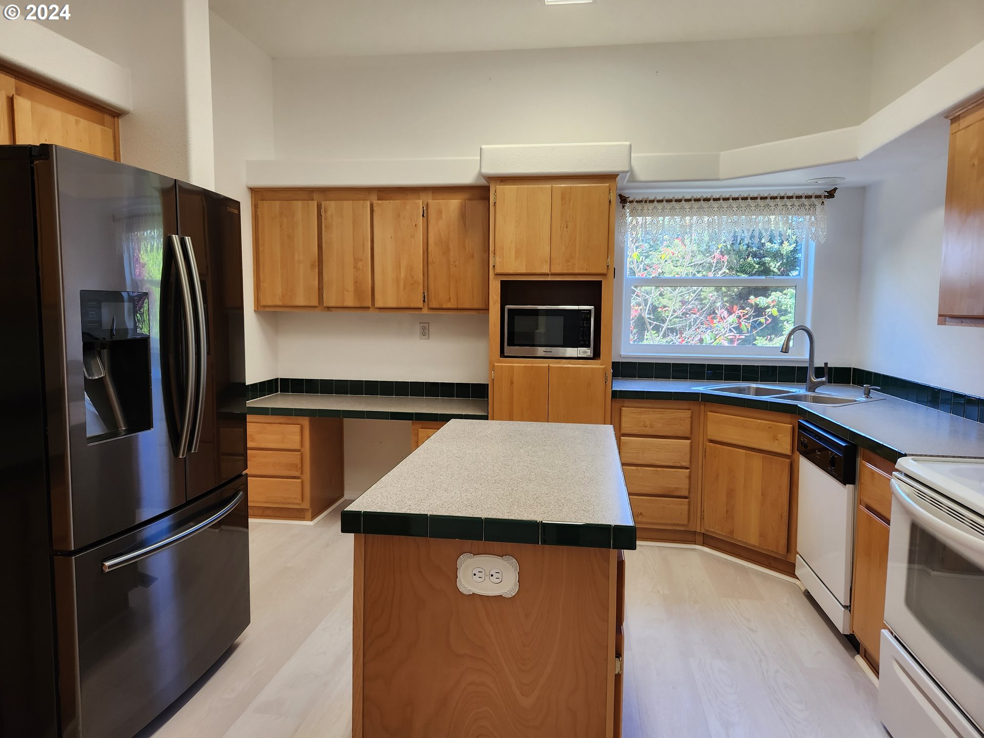 1675 Kristi Loop Lakeside, OR 97449 - Photo 10 of 33 Gallery Image 10