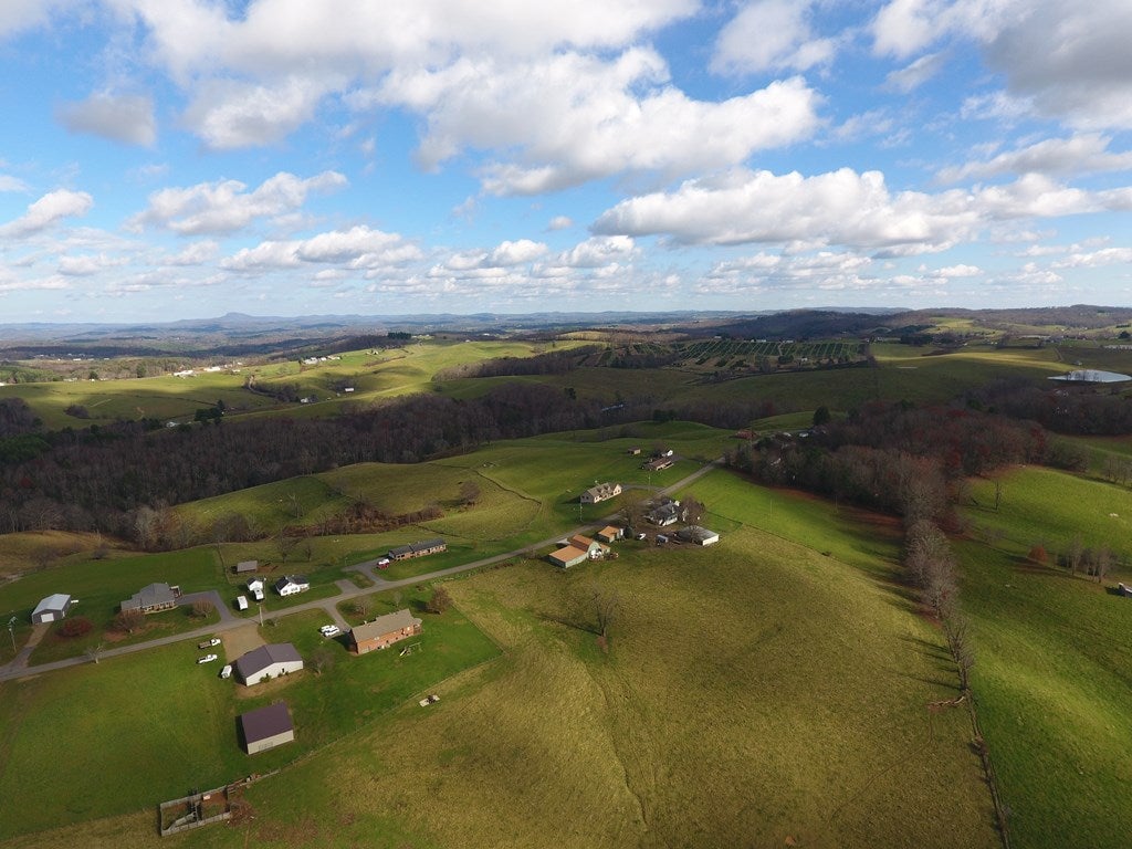 1071 Winding Ridge Road Hillsville, VA 24343 - Photo 11 of 59 Gallery Image 11