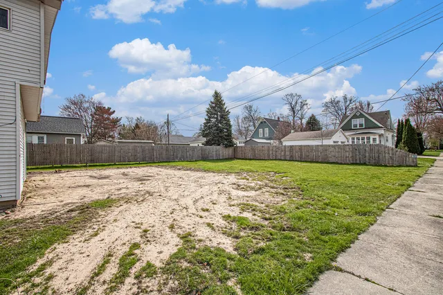 $89,500 | 202 Poplar Street, Three Oaks, MI 49128