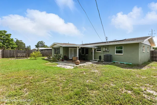 a view of a house with backyard and porch