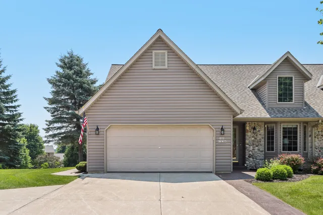 $464,900 | W203N16184 Pin Oak Circle, Jackson, WI 53037