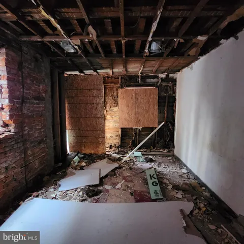 a view of entryway with couch