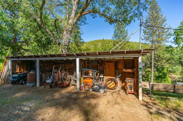a view of a car park in front of house