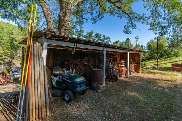 a view of a yard with basketball court