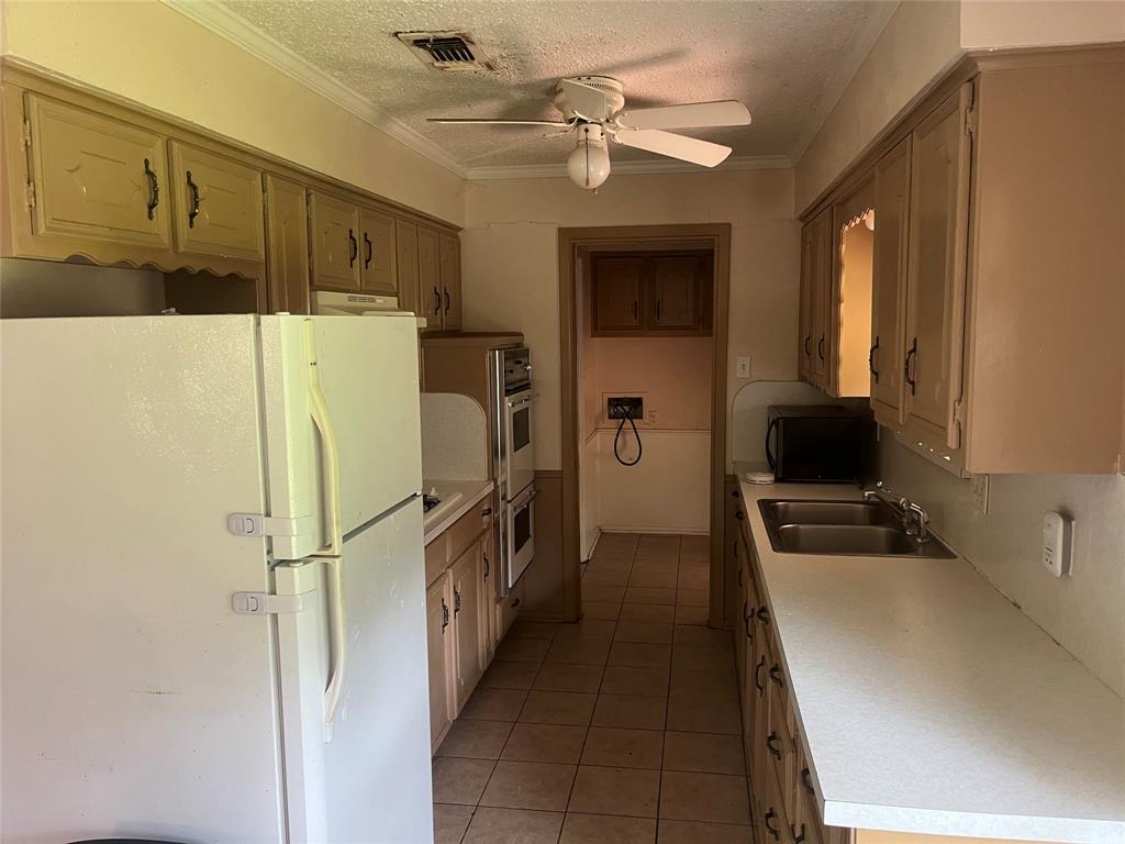 316 East White Street Pilot Point, TX 76258 - Photo 6 of 8