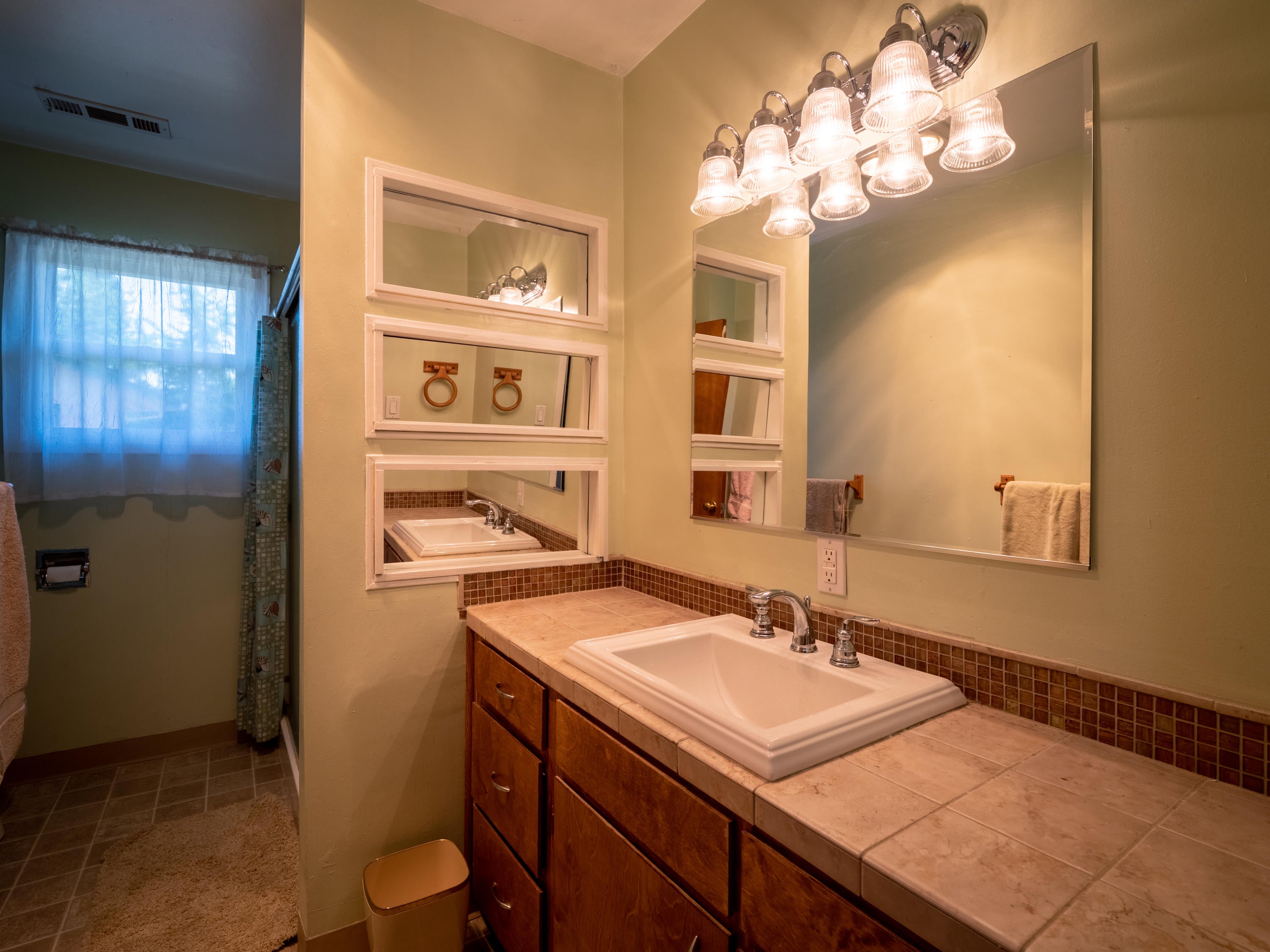 2725 Ruth Drive Medford, OR 97504 - Photo 14 of 29 Bath 1