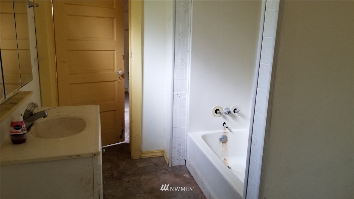 607 Maple Street Hamilton, WA 98255 - Photo 10 of 20 Gallery Image 10