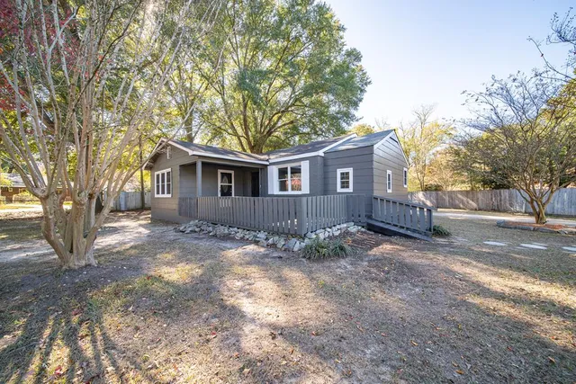 a view of a house with a yard