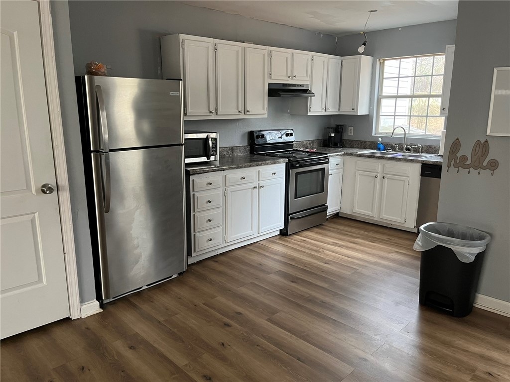 207 Woodspur Road Irmo, SC 29063 - Photo 4 of 11 Kitchen with stainless steel appliances